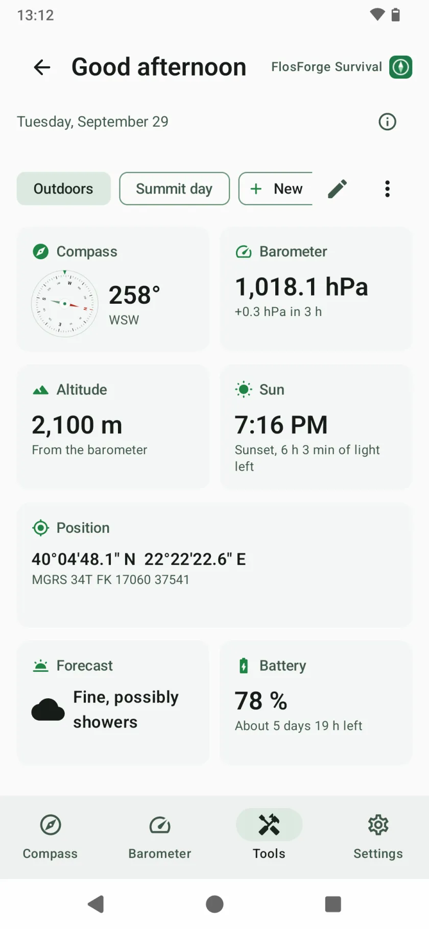 A dashboard of live blocks: compass, barometer, altitude, sun, position, forecast and battery, with tabs for several dashboards