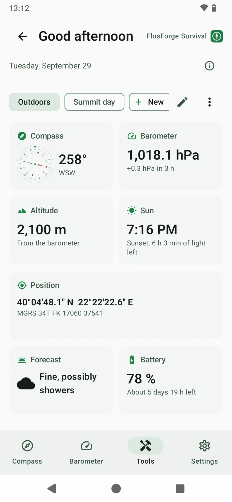 A dashboard of live blocks: compass, barometer, altitude, sun, position, forecast and battery, with tabs for several dashboards