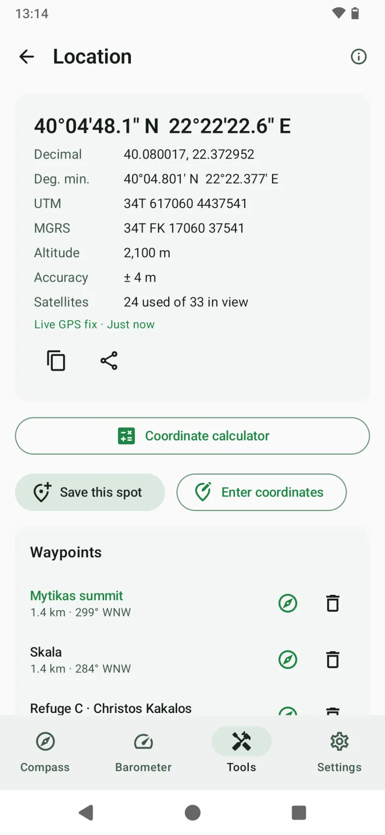 The Location tool: position in DMS, decimal, degrees-minutes, UTM and MGRS, with altitude, accuracy, satellites and saved waypoints